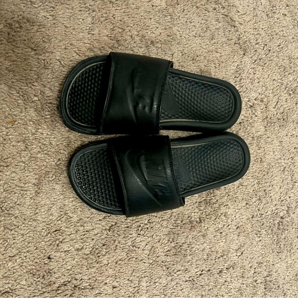 Black Nike slides - Picture 1 of 3